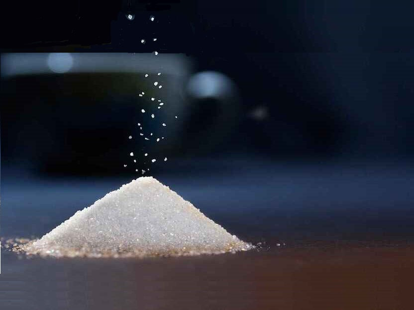 azucar blanco cayendo grano